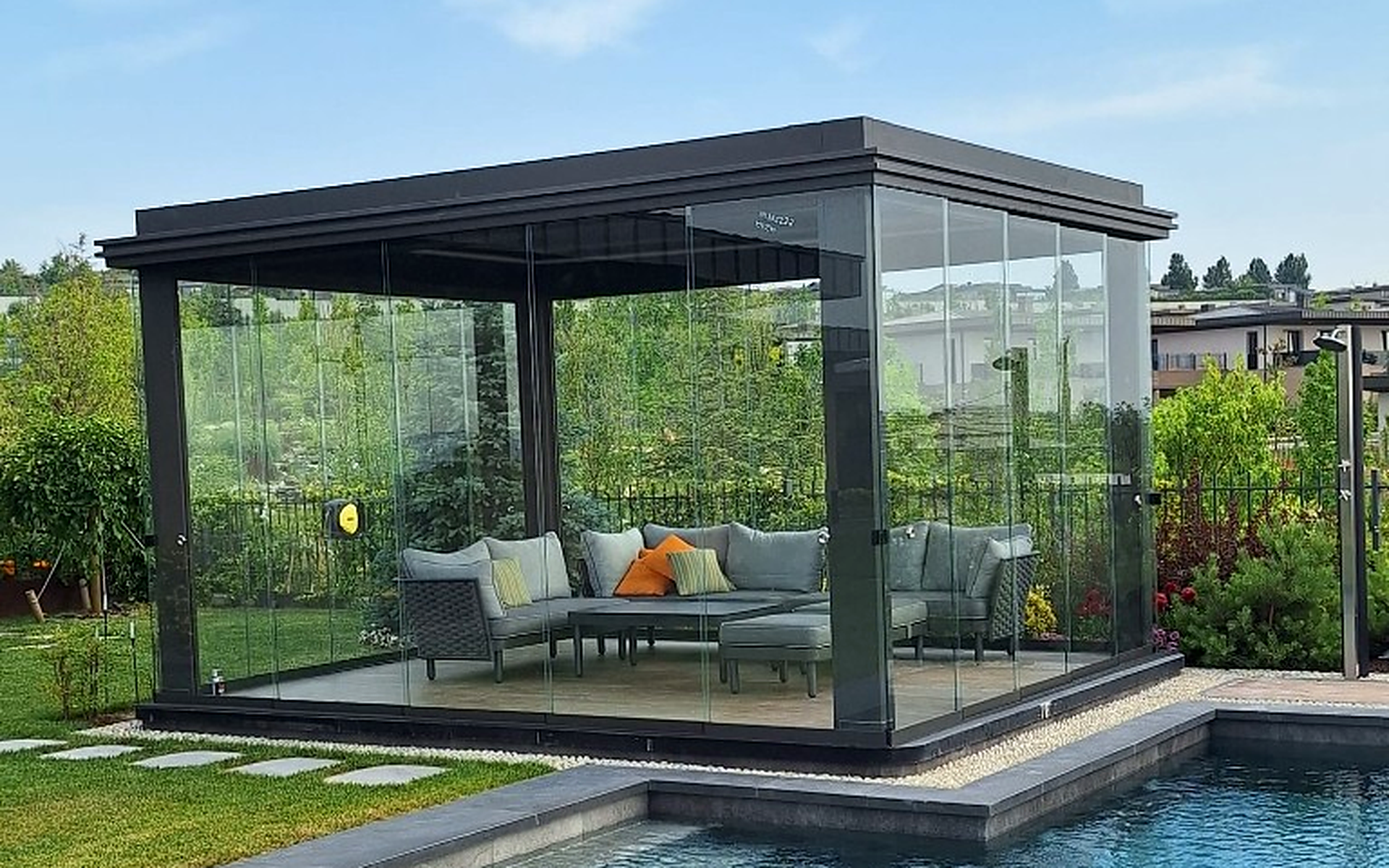 Havuz kenarı cam panel biyoklimatik pergola uygulaması