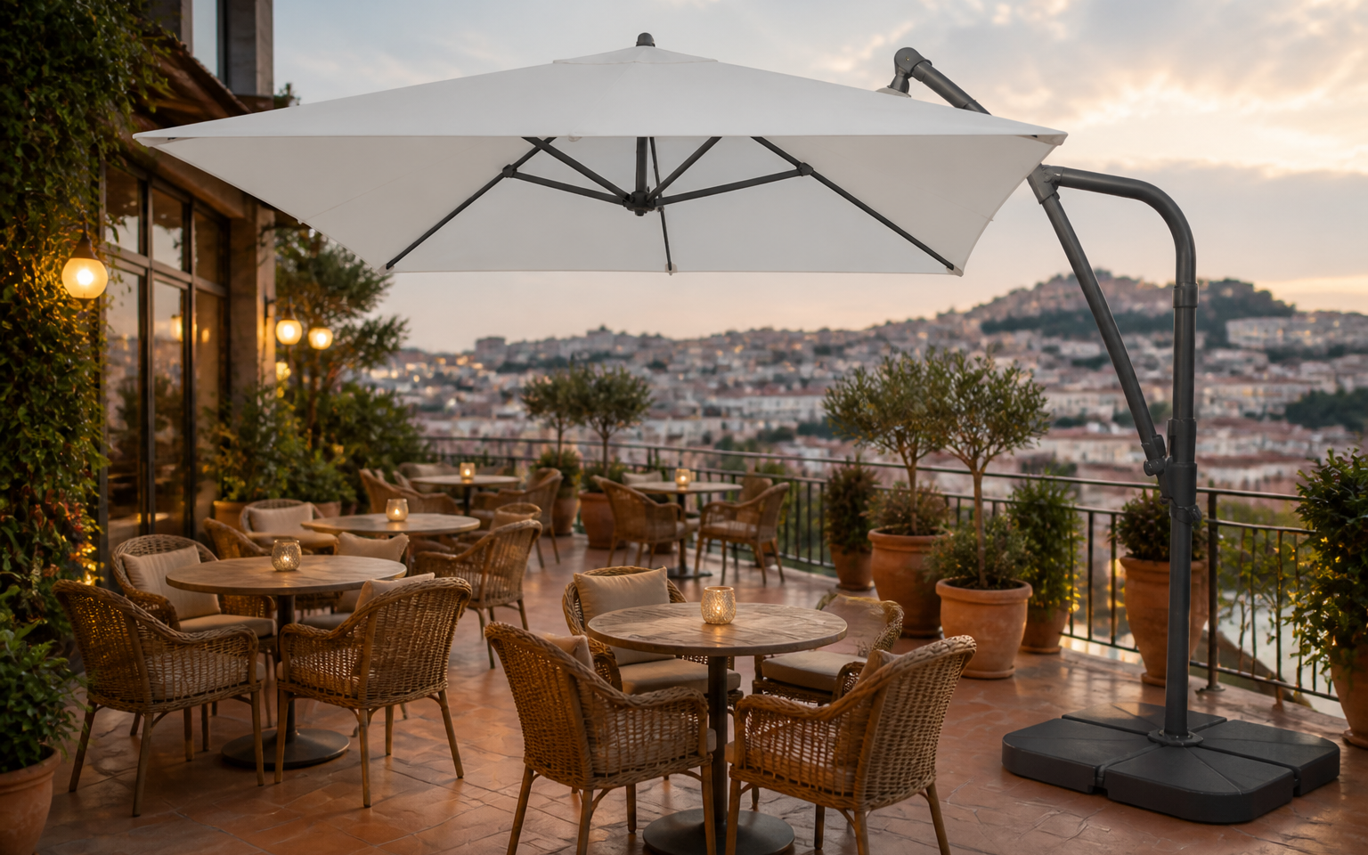 Kafe terasında krem konsol şemsiye ve rattan oturma grubu