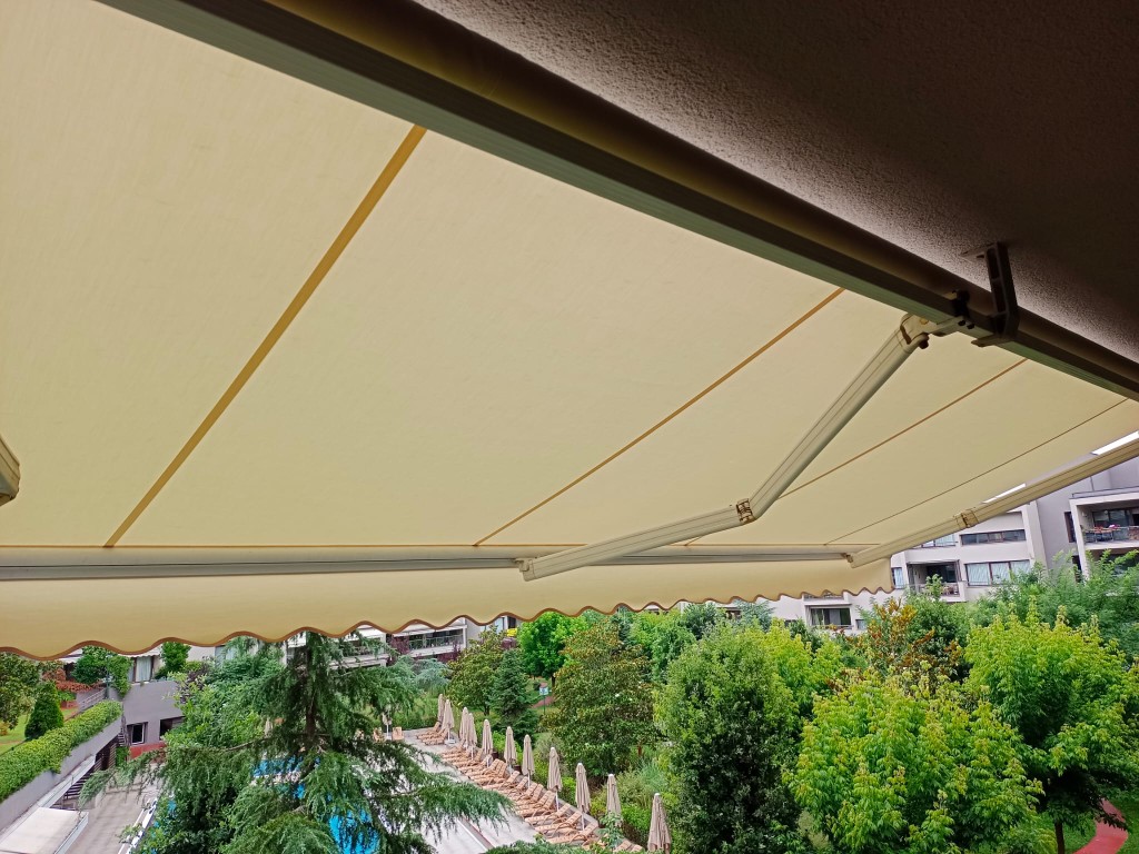 Konut balkonu mafsallı tente uygulaması