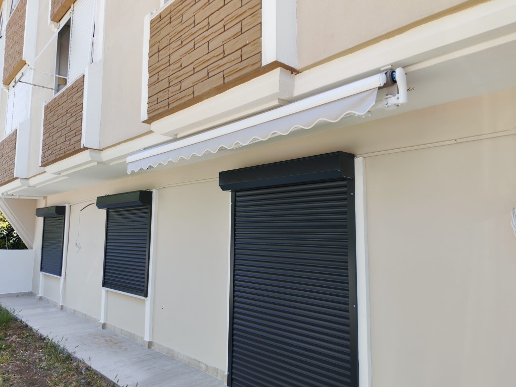 Mafsallı Tente — beyaz tente ve kepenkli cephe