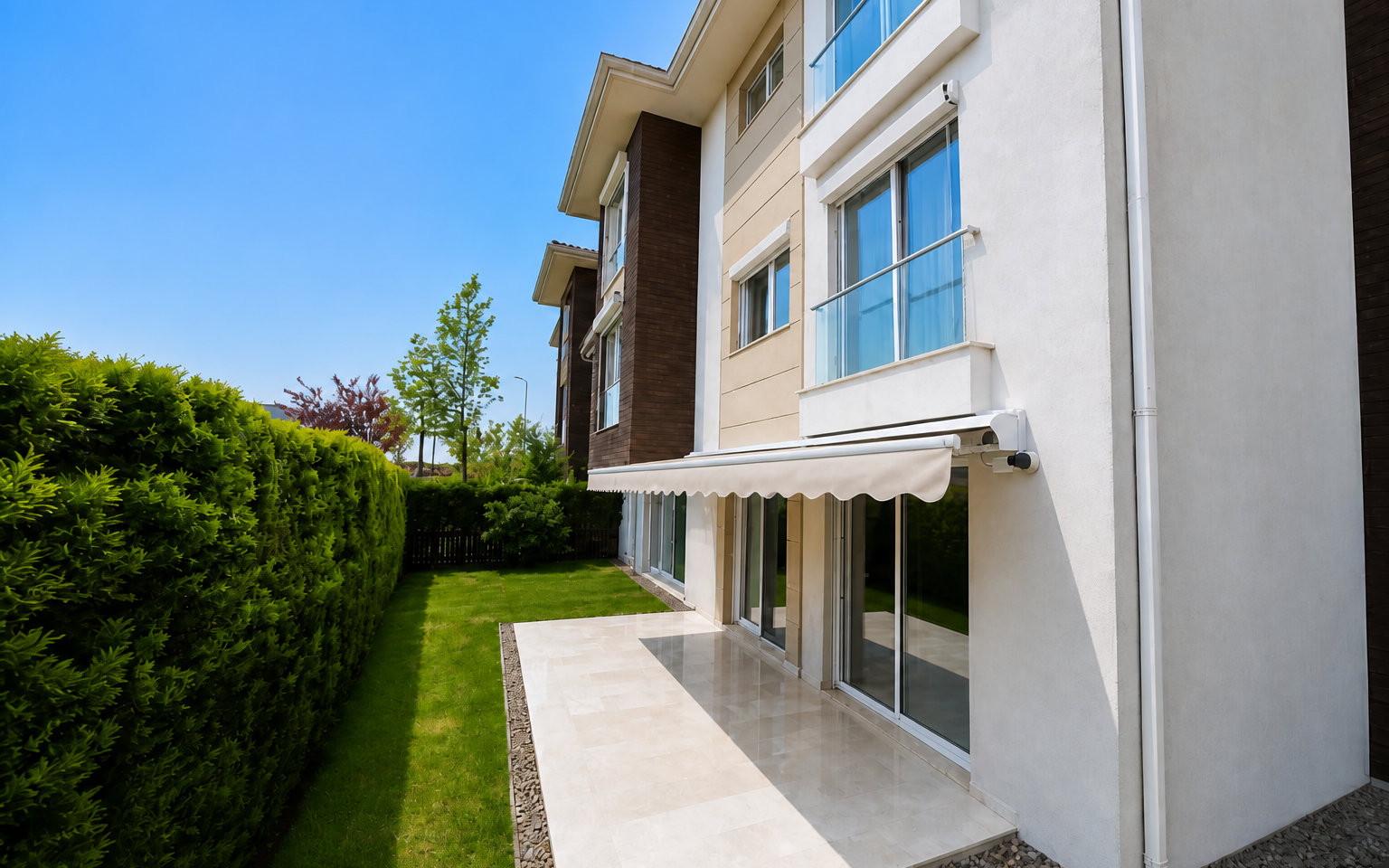 Mafsallı Tente — villa teras beyaz tente