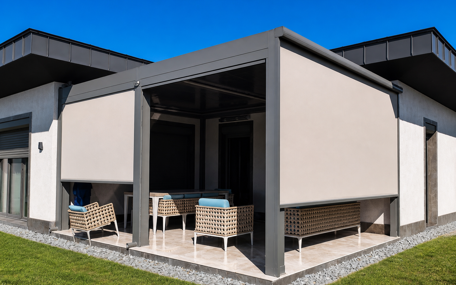Modern villada çok bölmeli zip perde uygulaması